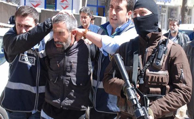 2 yaşındaki bebeği sopayla öldürdü