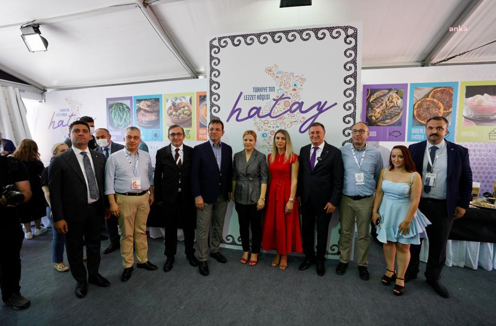 Ekrem İmamoğlu dün açılışını yaptığı gastronomi fuarlarını eşi Dilek İmamoğlu ile gezdi