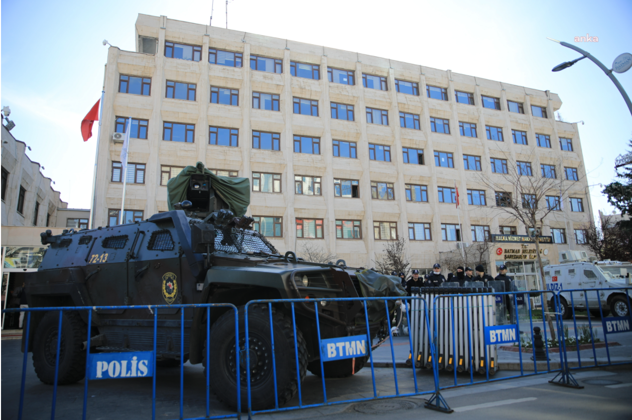 Görevden alınan HDP'li başkan kayyum yönetimine tepki gösterdi