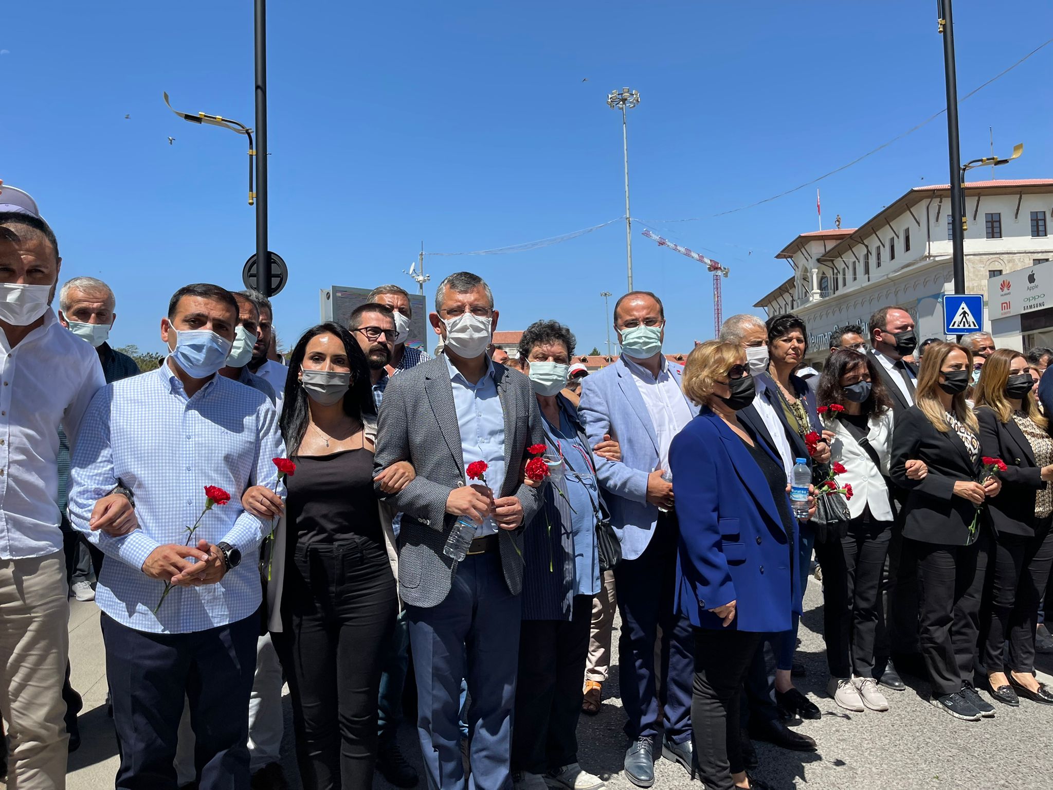 Özgür Özel Madımak Oteli'nin önünden milyonlara seslendi!