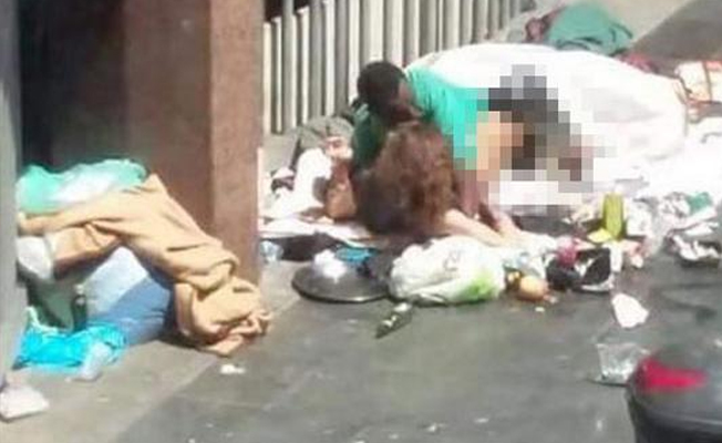 Turistlerin akın akın geldiği bölgede skandal; herkesin önünde seks