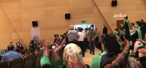 Mezuniyette "İstanbul Sözleşmesi yaşatır" ve "UnutMADIMAKlımda" tişörtlerine güvenlik müdahalesi