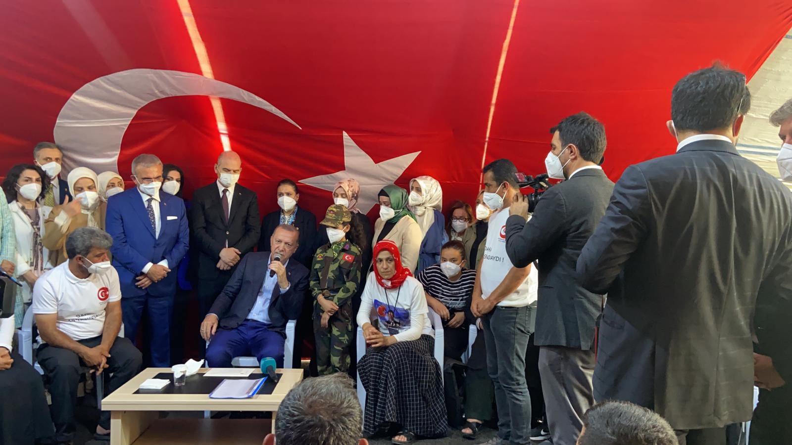 Erdoğan'dan HDP İl Başkanlığı'nda nöbet tutan Diyarbakır Anneleri'ne flaş ziyaret!