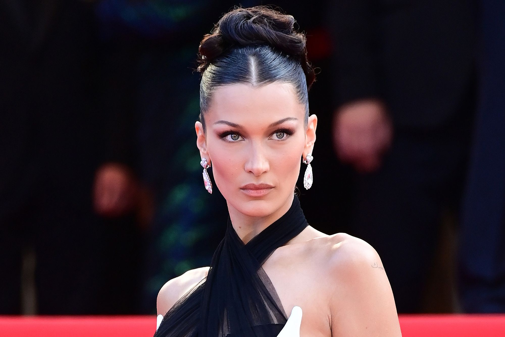 Göğüslerini açan Bella Hadid Cannes'a damga vurdu