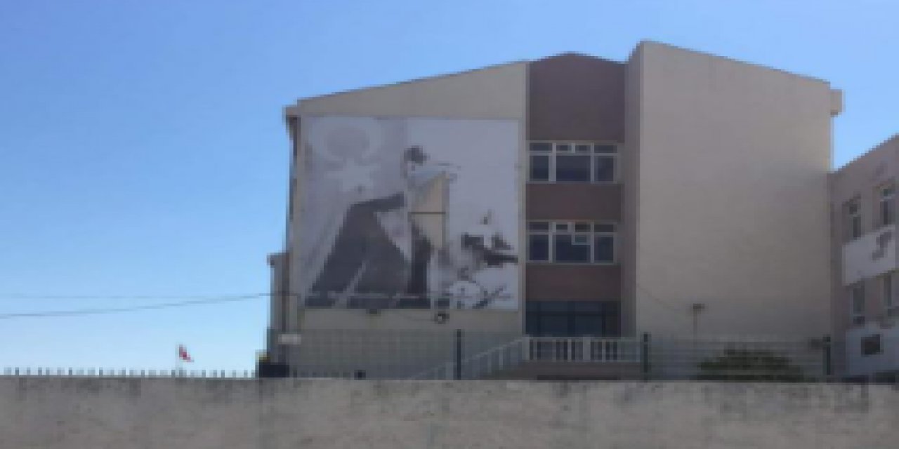60. Yıl Anadolu Lisesi'nin duvarındaki yırtık Atatürk posterine büyük tepki!