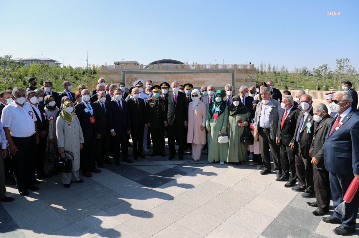 Erdoğan: "Bu milletin asla affetmeyeceği bir şey varsa, o da kendi içinden çıkan hainlerin yaptığı ihanetlerdir"
