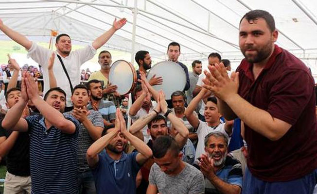 50 bin kişi şeyhe koştu
