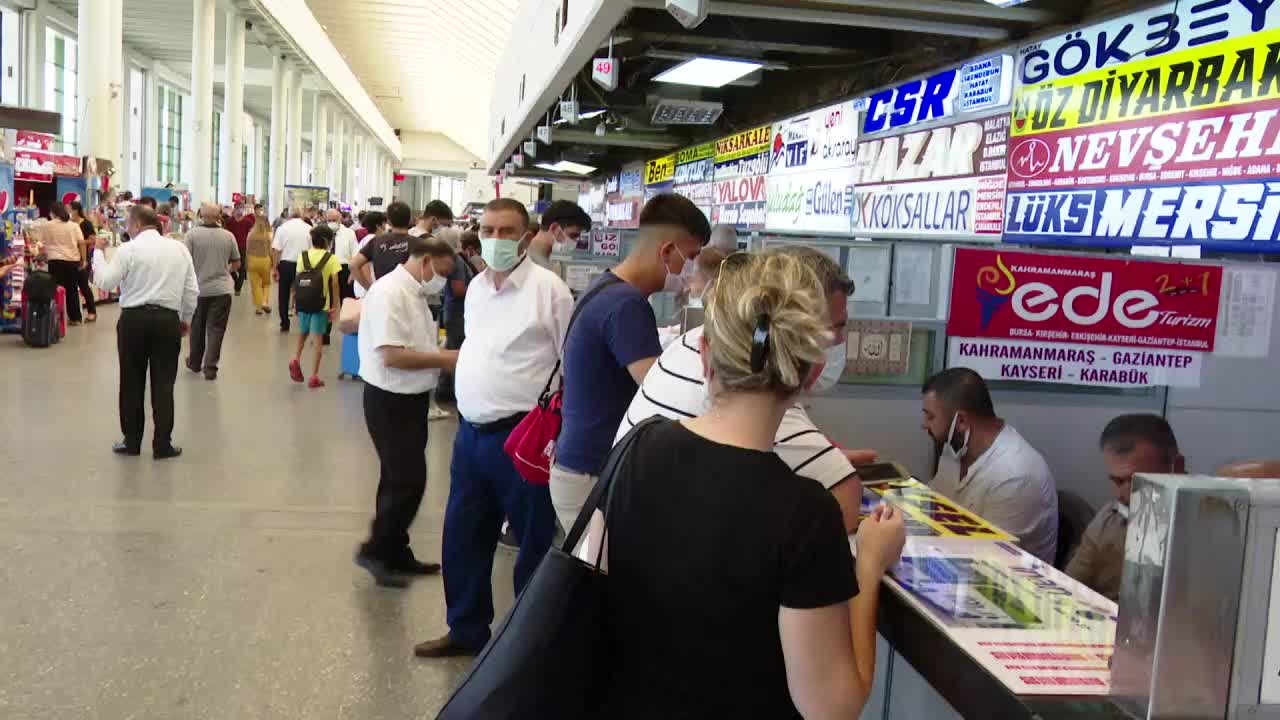 Terminallerde bayram yoğunluğu... Vatandaş da dertli firma yetkilileri de dertli