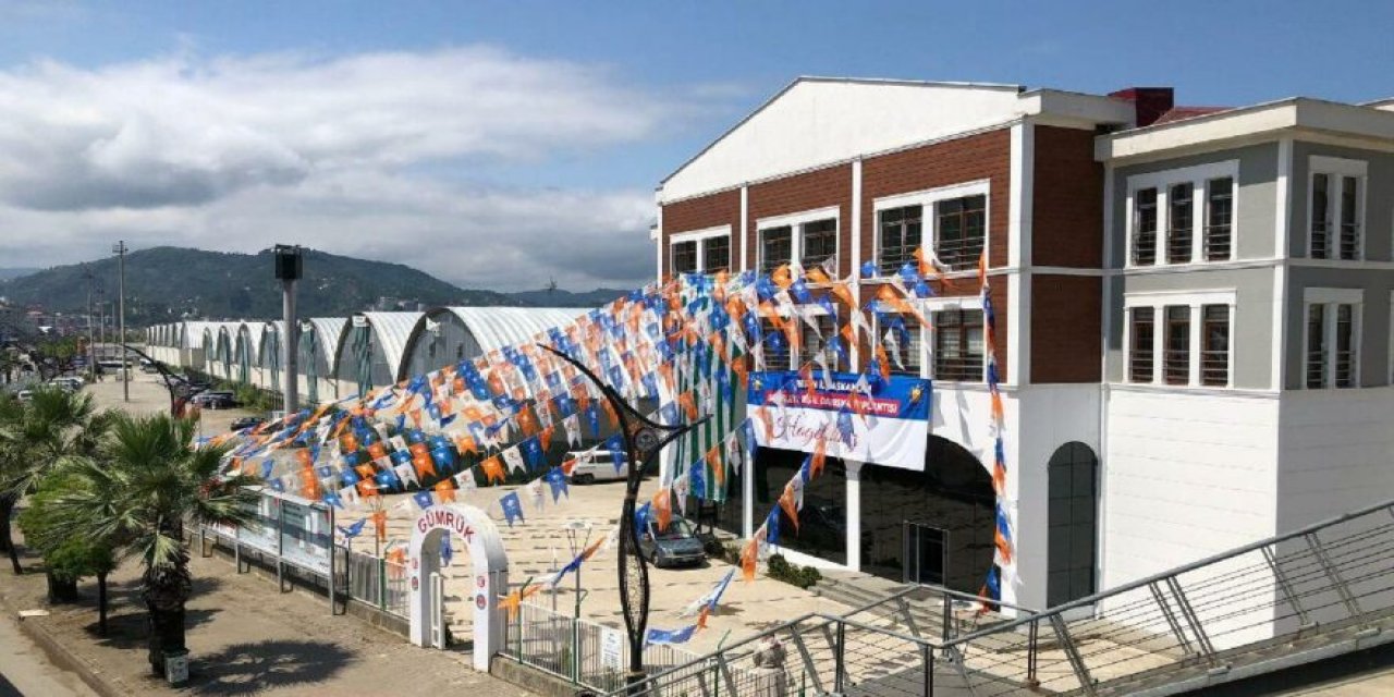 Bina devletin mi AKP'nin mi? AKP bu kez de gümrük binasını parti bayrakları ile süsledi