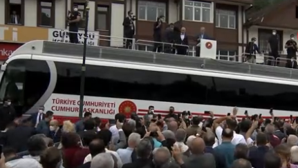 Erdoğan, Rize'deki sel mağduru vatandaşlara çay fırlattı