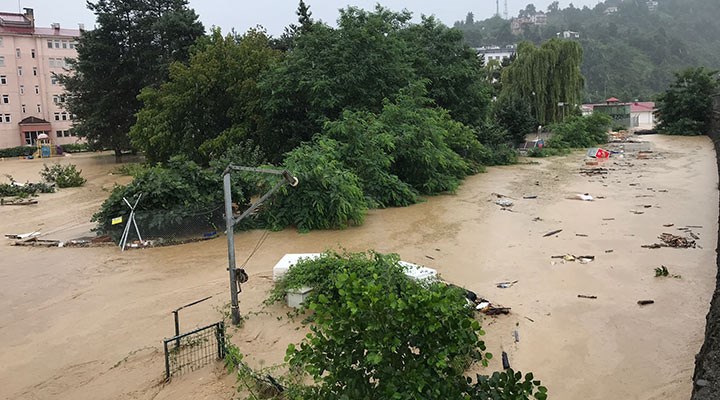 Arhavi sel ve heyelanla mücadeleye devam ediyor
