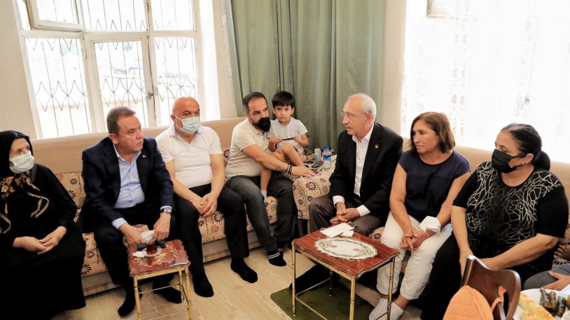 Kılıçdaroğlu'ndan, yaşamını yitiren CHP Gençlik Kolları Başkanı Deniz Demiral'ın ailesine ziyaret