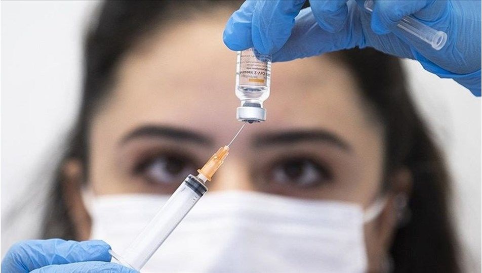 Uğur Şahin kötü haberi verdi! Aşının etkisi neden azalıyor?