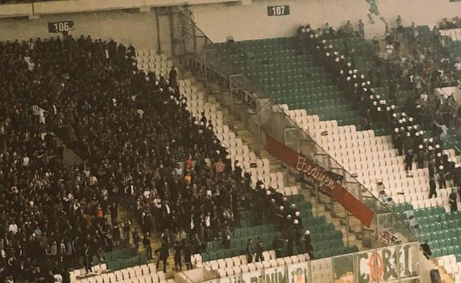 Bursaspor - Beşiktaş maçında olay! Polis cop kullandı...