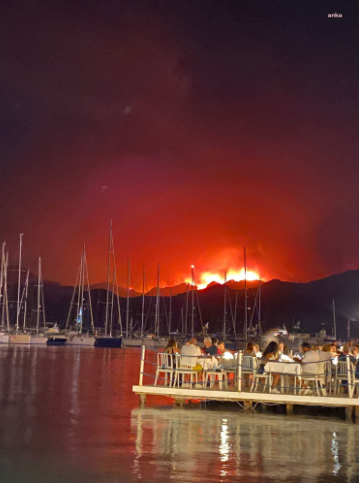 Marmaris'te alevler sahilden görüntülendi