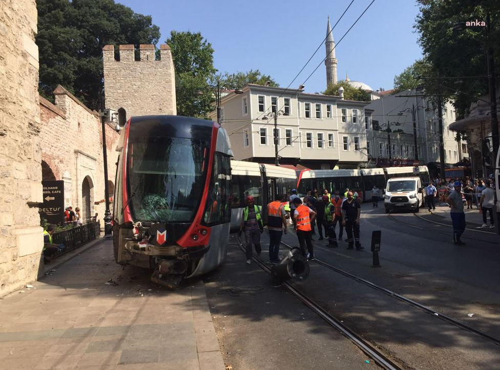 Tramvay kazasının nedeninin kuryeden düşen pos cihazının raya sıkışması olduğu öğrenildi