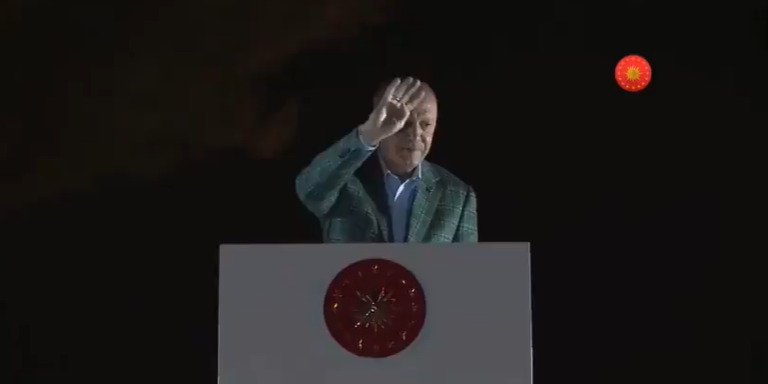Cumhurbaşkanı Erdoğan yangın yerinde keyif çayı dağıttı