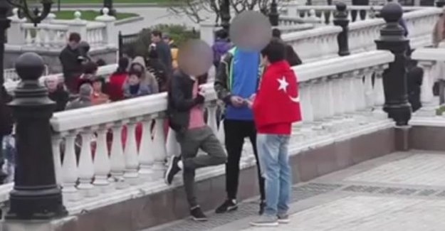 Kızıl Meydan'da Türk bayrağı ile dolaşılırsa...