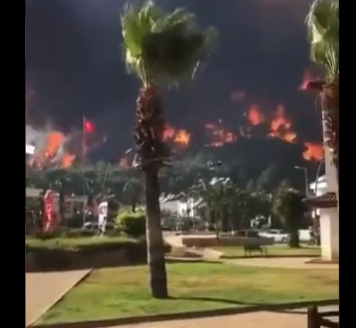 Marmaris'te yangın siteler bölgesine ulaştı, sirenler çalmaya başladı!