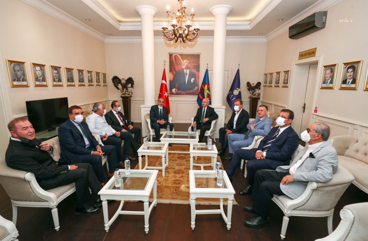 Kılıçdaroğlu, büyükşehir belediye başkanlarıyla birlikte THK'ye ziyaret gerçekleştirdi
