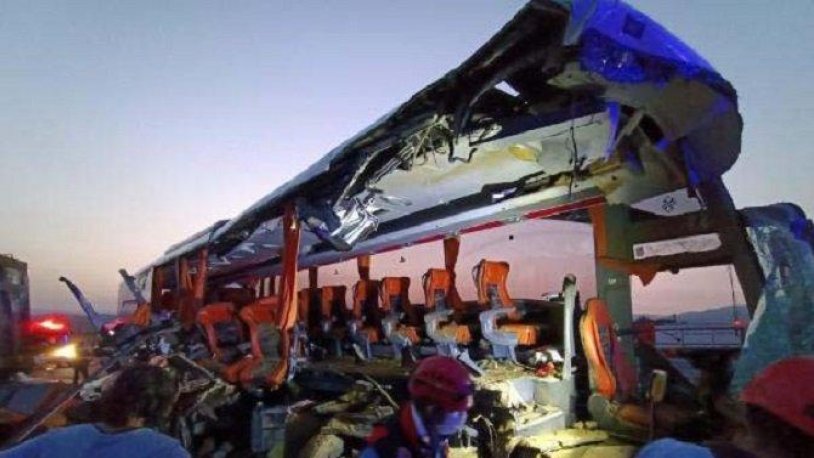 TIR ve otobüsten feci kaza! Çok sayıda ölü ve yaralı var