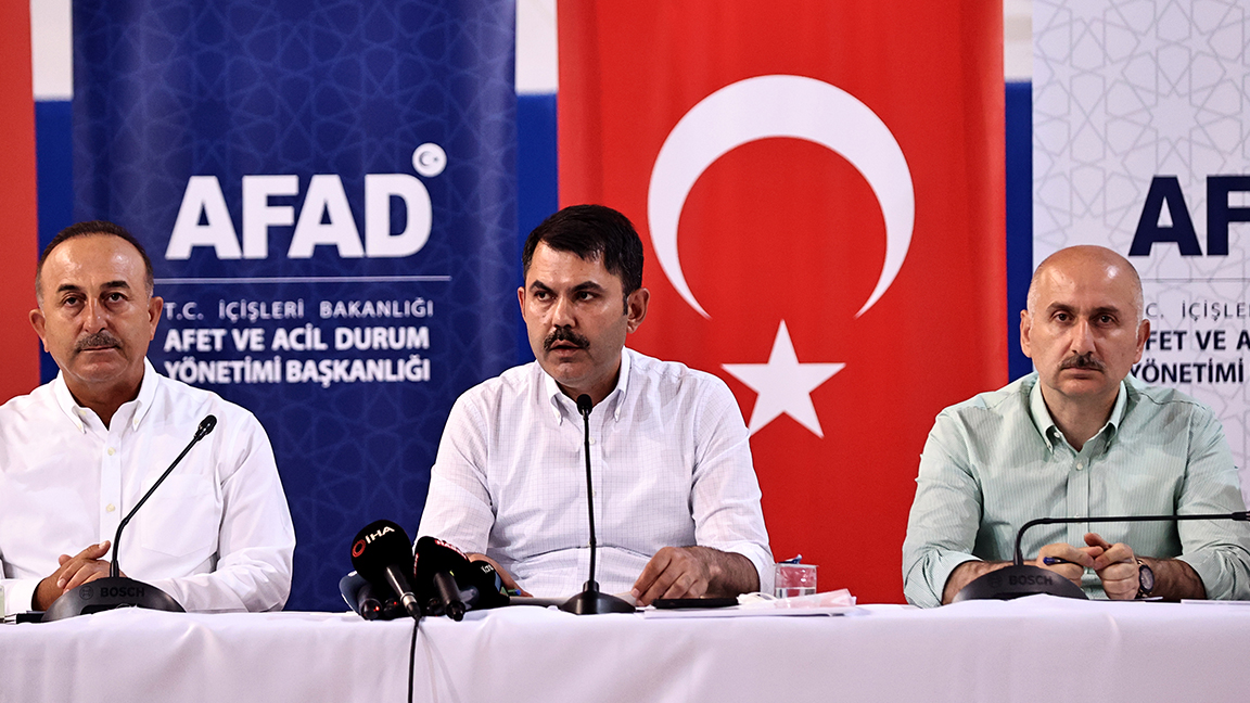 Bakanlardan Antalya'daki yangına ilişkin flaş açıklamalar