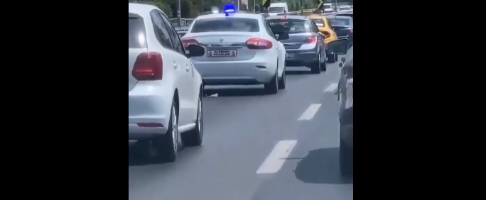Skandal görüntü! Plaka yerine 'Alperen Ocakları' yazan çakarlı araç diğer sürücüleri taciz etti