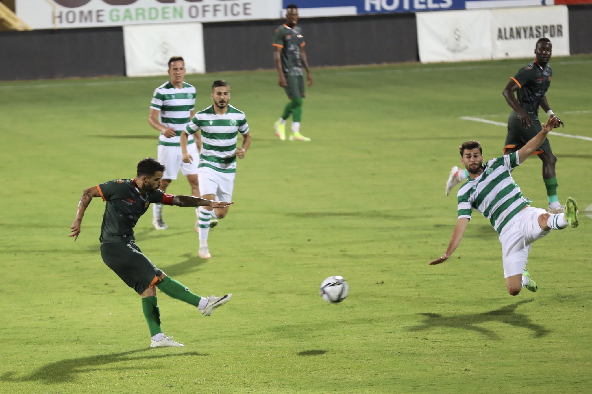 Alanyaspor ve Konyaspor, yanan ormanlar için sahadaydı