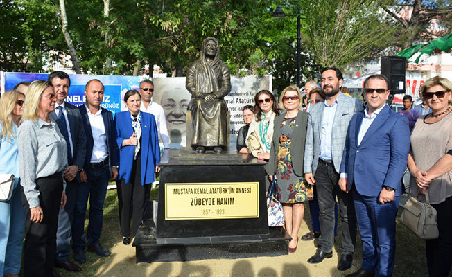 CHP'li belediye Atatürk'ün annesi Zübeyde Hanım'ın heykelini tuvaletin yanına yaptı
