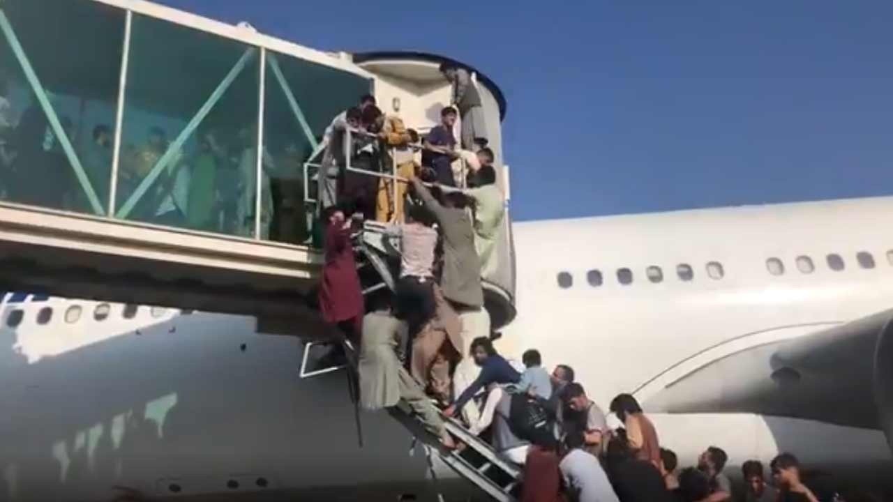 Kabil Havaalanı'nda kan donduran görüntüler... Uçağın tekerleğinden tek tek düştüler