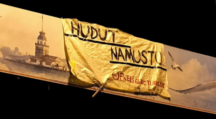 Mülteciler akın akın gelirken "Hudut namustur" pankartı asan 6 Türk gözaltına alındı