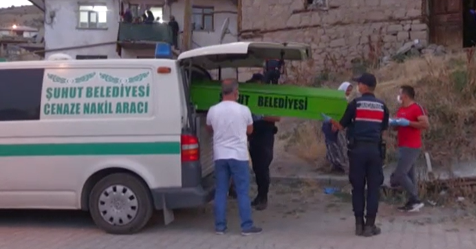 Eşini ve oğlunu vurup kendini astı