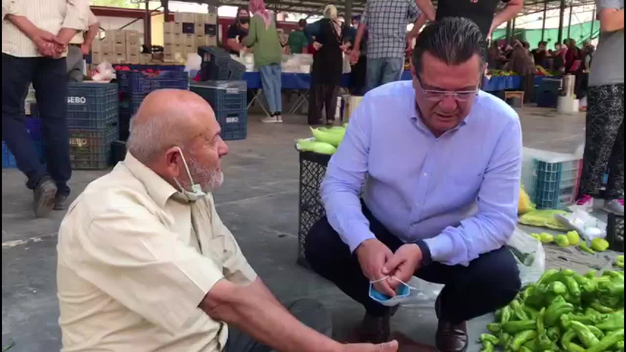 Pazarda kendi ürettiğini satan 65 yaşındaki üretici isyan etti