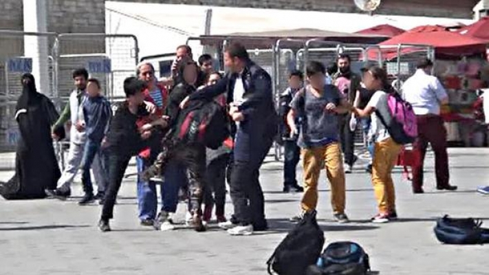 Taksim'de İlkokul öğrencileri sopalarla birbirine girdi