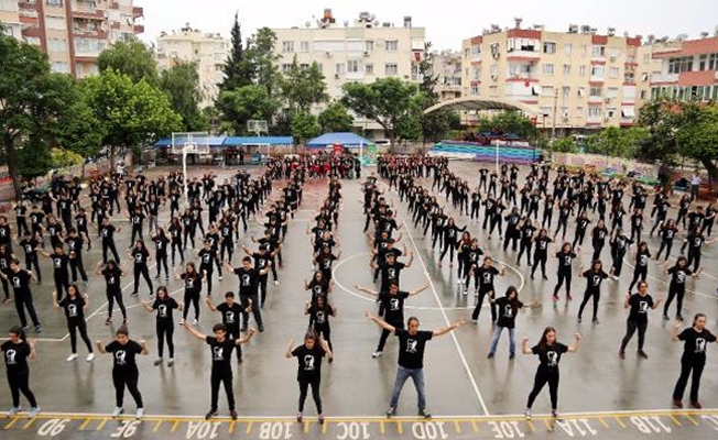 300 öğrenci sağanak yağmurda harmandalı oynadı