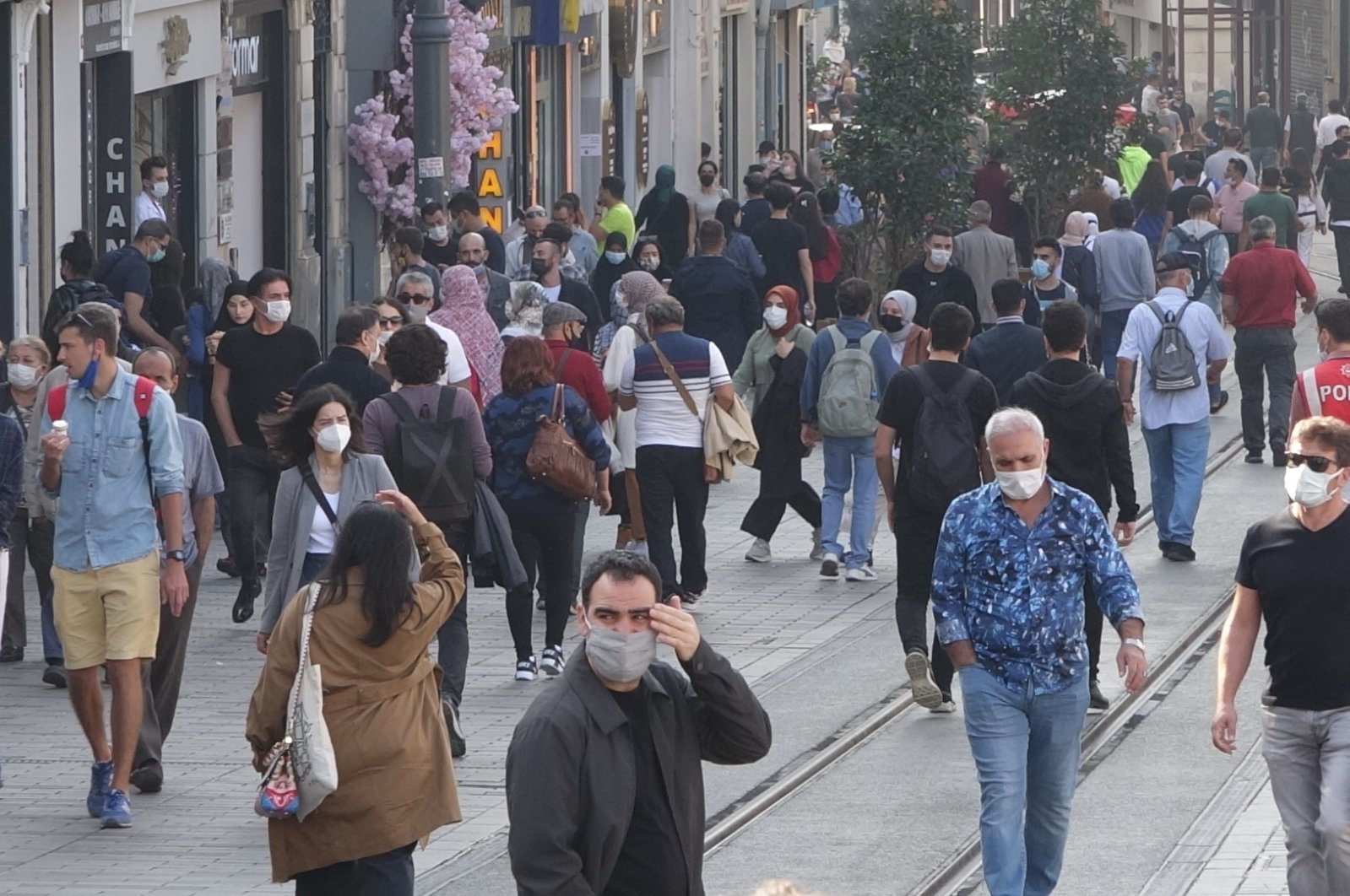 Koronavirüsten 214 kişi daha hayatını kaybetti! 23 bin 562 yeni vaka var