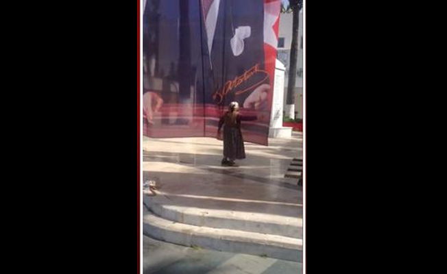 Atatürk'ün posterini defalarca öpen teyze konuştu: Atatürk'e dil uzatanların dilini keserim