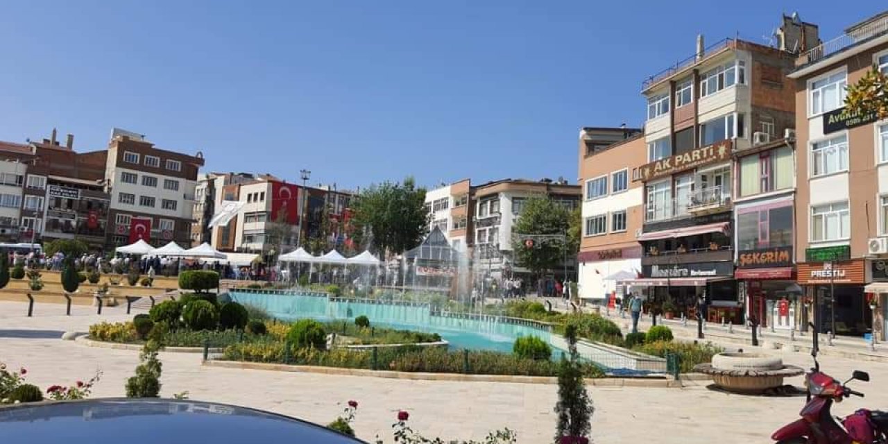 AKP Merzifon ilçe binası Türk bayrağı asmadı! Tepki gelince bayrak asıldı...