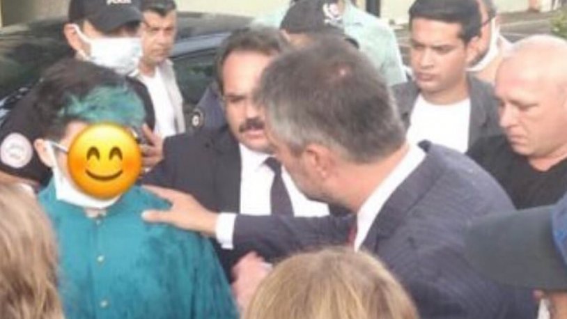 Öğrencinin saçı mavi diye şiir okutulmadı