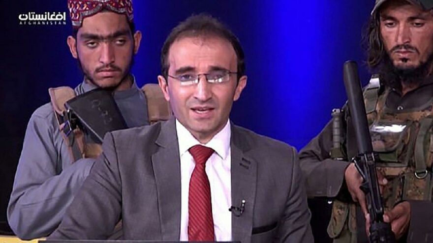 Talibanlı teröristler silahlarla canlı yayında