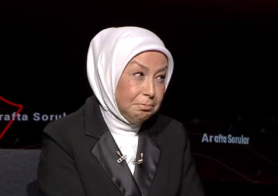 AKP'li Öznur Çalık, ayakkabısını değiştirdi