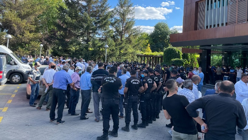 Halk otobüsçülerinden AKP’li belediye önünde protesto