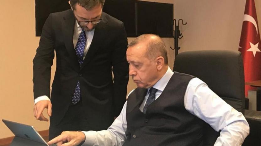 Fahrettin Altun'un 'kitap' paylaşımına sosyla medyadan büyük tepki geldi