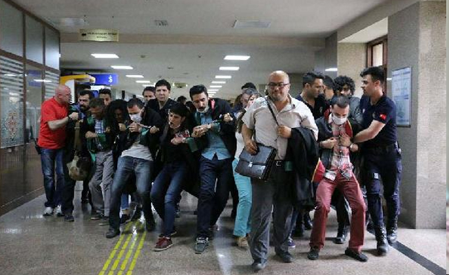 Avukatların sessiz eylemine polis biber gazı ile müdahale etti