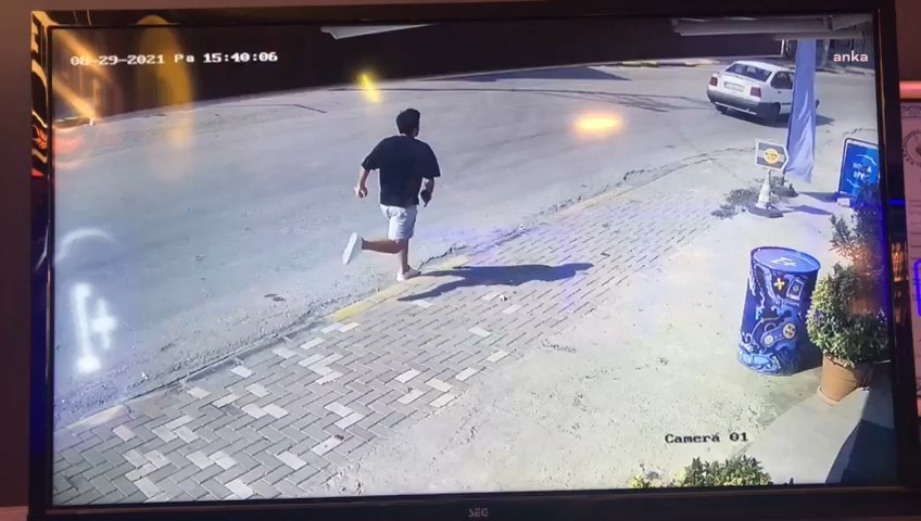 Minibüste cüzdan buldu! Cebine atarken kameralara yakalandı...