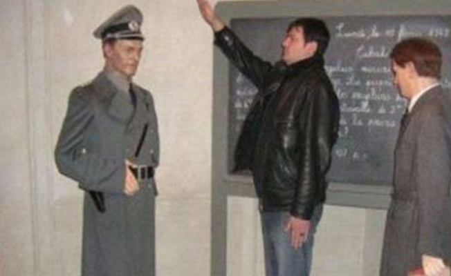 Komşuda hükümet krizi; fotoğraf istifa gettirdi