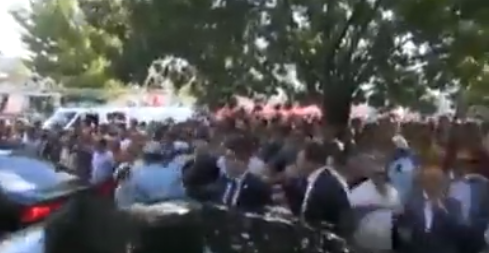 Apar topar makam arabalarına geri bindiler!  Şehit cenazesinde AKP'lilere büyük tepki!