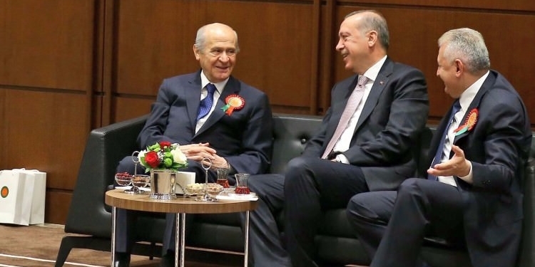 500 bin imza ile Anayasanın dilini değiştirmeye hazırlanıyorlar