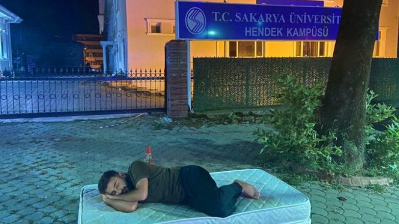 Yüksek kira fiyatları isyan ettirdi! Dışarda böyle uyudu!