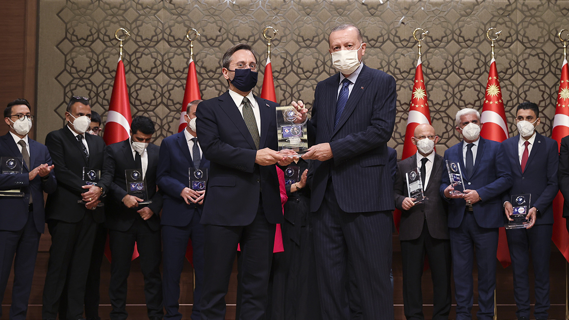 Hilal Kaplan, Fahrettin Altun ve Abdulkadir Selvi ödüllerini Erdoğan'ın elinden aldı